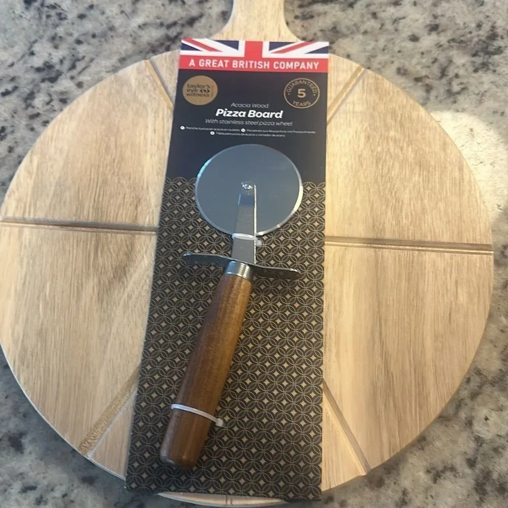 A Great British Co Pizza Board & Cutter NWT